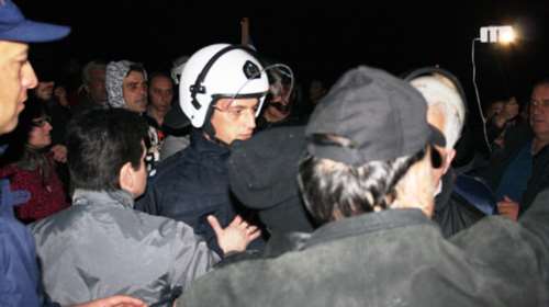 Αγρια επεισόδια στη Βέροια για τους πρόσφυγες από την Ειδομένη