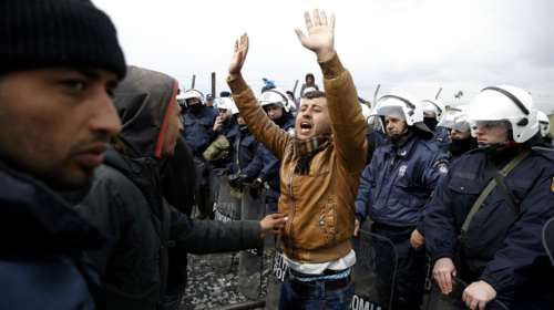 Καζάνι που βράζει η Ειδομένη - Διχασμένοι οι πρόσφυγες