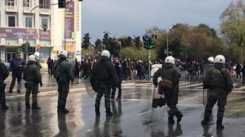 Αντιεξουσιαστές VS «Ιερού Λόχου» στο Λευκό Πύργο (vd)