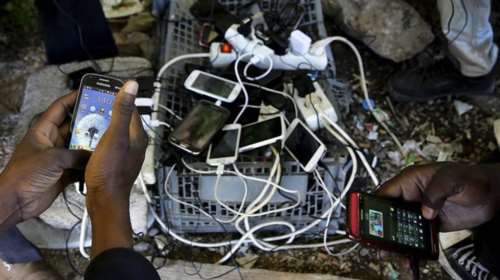 Διαβατά: Συμπλοκή προσφύγων για τη φόρτιση των κινητών