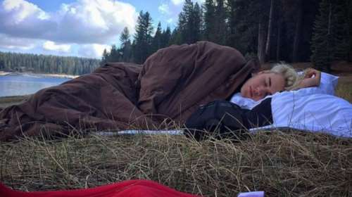 Ο Justin Bieber ολόγυμνος απολαμβάνει τις ομορφιές της φύσης