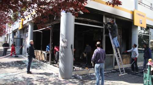 Παρανάλωμα του πυρός από εμπρησμό υποκατάστημα τράπεζας στα Πατήσια