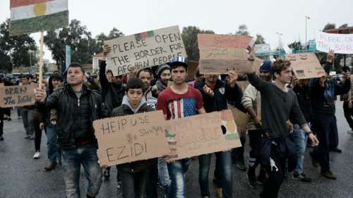 Πρόσφυγες έκλεισαν την εθνική οδό Θεσσαλονίκης Ευζώνων