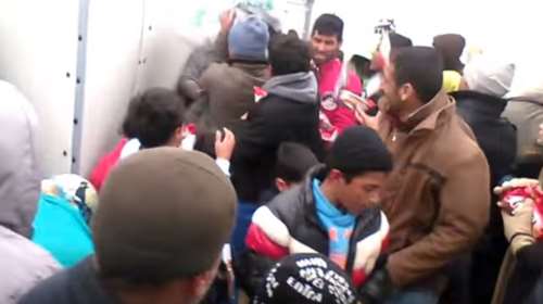 Εικόνες ντροπής: Δείτε πως μοιράζουν τρόφιμα σε πρόσφυγες στο Κουτσόχερο