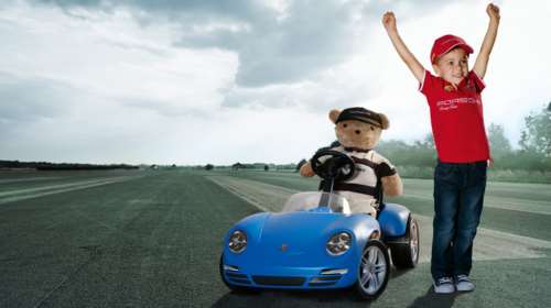H Porsche έχει δώρα για τα βαφτιστήρια αλλά και για τους νονούς!