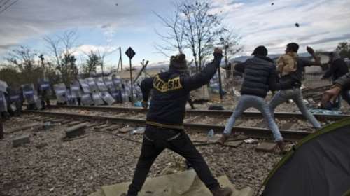 Επεισόδια μεταξύ προσφύγων &amp; αστυνομίας στην Ειδομένη