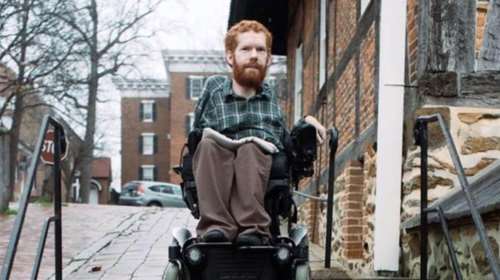 Το μεγαλείο της φιλίας: Ο Κέβαν θα δει τον κόσμο στους ώμους των φίλων του