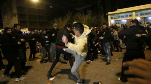 Ολονύκτιες συγκρούσεις Σύρων-Αφγανών στον Πειραιά