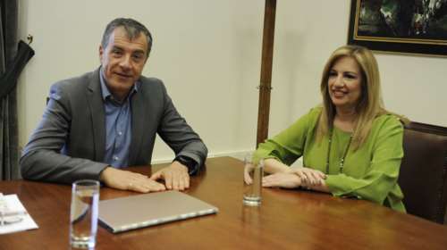 Φουντώνει το «φλερτ» ΠΑΣΟΚ - Ποταμιού, συνάντηση Φώφης - Σταύρου