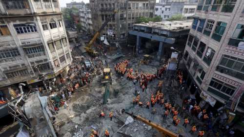 Μάχη με τον χρόνο στα συντρίμμια της γέφυρας στην Καλκούτα για επιζώντες