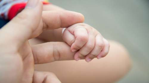 Δύο βρέφη νεκρά από μηνιγγίτιδα στο Ζεφύρι, συναγερμός στο ΚΕΕΛΠΝΟ