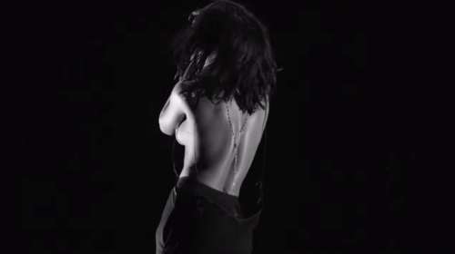 Αυστηρώς ακατάλληλο: Το αισθησιακό στριπτίζ της Ριάνα στο νέο της video