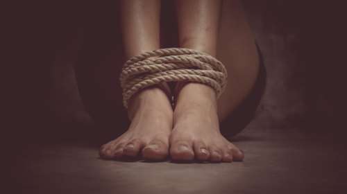 Βρετανός κρατούσε αιχμάλωτη τη σύζυγό του επί ενάμισι χρόνο