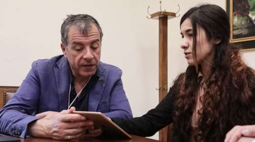 Η 21χρονη όμηρος του ISIS συναντά τον Σταύρο Θεοδωράκη