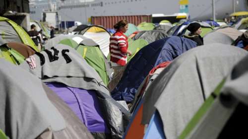 Απέραντος καταυλισμός με 4.800 μετανάστες το λιμάνι του Πειραιά
