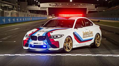 Η νέα BMW M2 μπροστά από τις απόλυτες μηχανές του MotoGP