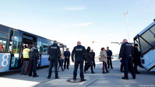 Στη Γερμανία έφτασαν αεροπορικώς οι πρώτοι πρόσφυγες από την Τουρκία