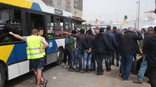 Με ντουντούκες προσπαθούν να αδειάσουν τον Πειραιά