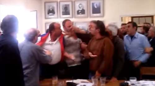 Πιάστηκαν στα χέρια στο δημοτικό συμβούλιο Χανίων-video