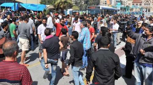 Με εκκλήσεις προσπαθούν να απομακρύνουν τους πρόσφυγες