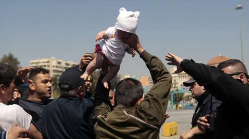 Σοκ!Πατέρας απείλησε να πετάξει το μωρό του σε λιμενικό