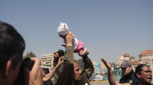 Τι λέει ο Αφγανός που πήγε να πετάξει το μωρό στον Πειραιά