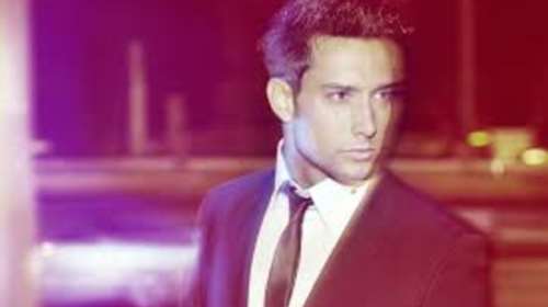 Ποιος είναι ο άνδρας που τσουγκρίζει αβγά με την Άντζελα Δημητρίου;