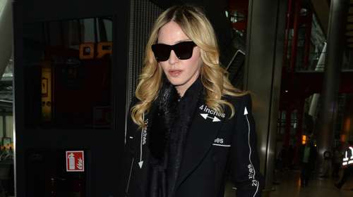 Καταρρακωμένη και ντυμένη στα μαύρα επέστρεψε στο Λονδίνο η Μαντόνα
