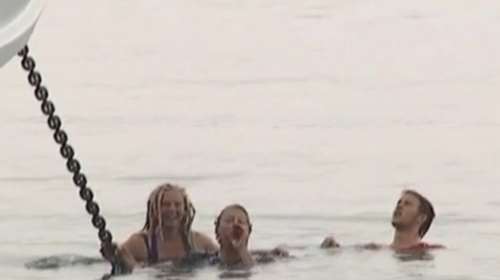 Aλληλέγγυοι έπεσαν στο λιμάνι για να μην φύγει το πλοίο για Τουρκία