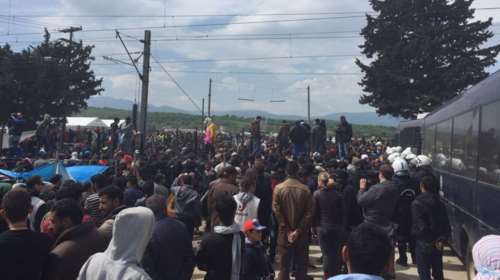 Νέα ένταση στα σύνορα - Εσπρωξαν βαγόνι προς τα ΜΑΤ