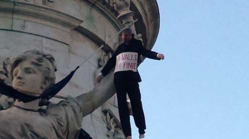 «Κρέμασαν» τον Βαλς στην Πλατεία της Δημοκρατίας