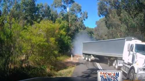 Νταλίκα φεύγει με...χίλια σε στροφή και παρασύρει ΙΧ  video