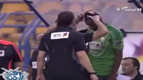 Κούρεψαν ποδοσφαιριστή στο γήπεδο λόγω... Ισλάμ!