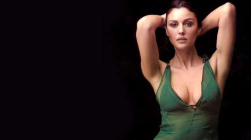 Στη Μύκονο με μικροσκοπικό μαύρο μπικίνι η Μόνικα Μπελούτσι [Βίντεο]