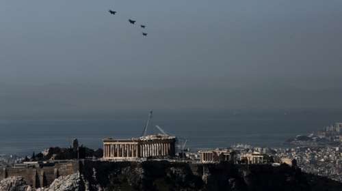 Τα αεροσκάφη του έσκισαν τον ουρανό πάνω από την Ακρόπολη: υπέροχες φωτό