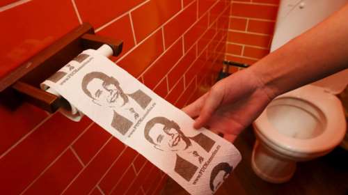 Στο καφέ του Πούτιν ο Ομπάμα κοσμεί το χαρτί τουαλέτας