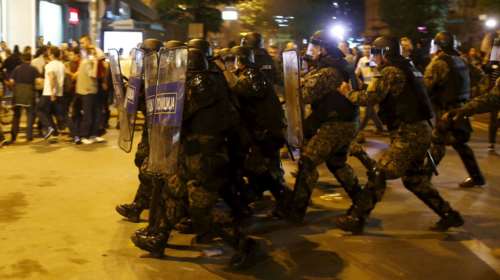 Νύχτα χάους στα Σκόπια, εισβολή διαδηλωτών στο προεδρικό μέγαρο