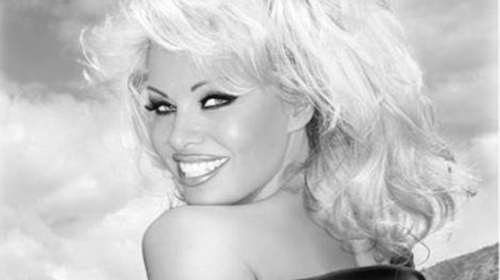 Η Pamela Anderson ξέρει να προκαλεί