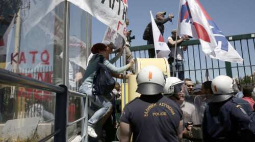 Ένταση στη συγκέντρωση των εκπαιδευτικών έξω από το υπουργείο Παιδείας