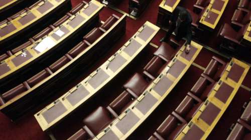 Αγοραίος διάλογος &amp; τσαμπουκάς βουλευτών στο περιστύλιο της Βουλής