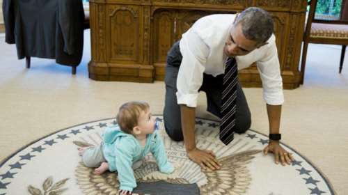 Γλυκύτατη πιτσιρίκα κάνει τον Ομπάμα να μπουσουλάει στο οβάλ γραφείο- φωτό