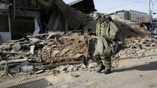 Εικοσιτρεις νεκροί, δεκάδες χιλιάδες άστεγοι από τους σεισμούς στην Ιαπωνία