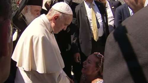 Πρόσφυγας ξεσπά σε λυγμούς μπροστά στον Πάπα