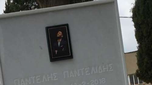 Βεβήλωσαν τον τάφο του Παντελίδη, πήραν και τα λουλούδια!