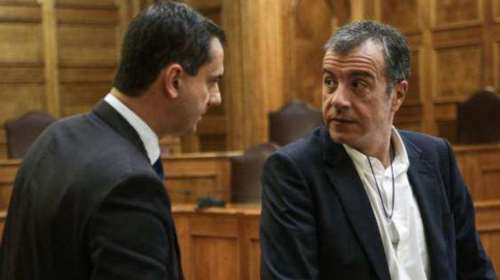 Σφοδρή επίθεση Θεοδωράκη σε Θεοχάρη