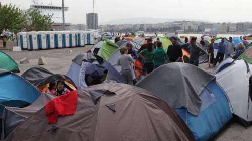 Αρχίζει η μεταφορά προσφύγων στον Σκαραμαγκά