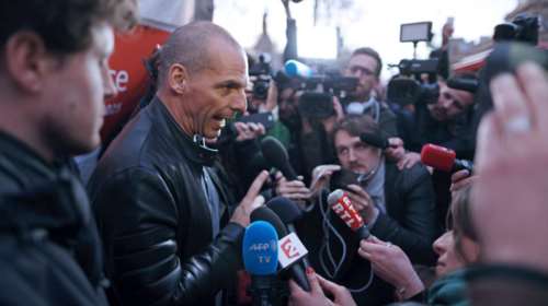 Ο Βαρουφάκης στις πλατείες στο Παρίσι με διαδηλωτές