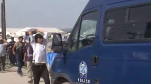 Δείτε τη στιγμή που πρόσφυγες σπάνε αστυνομική κλούβα-βίντεο
