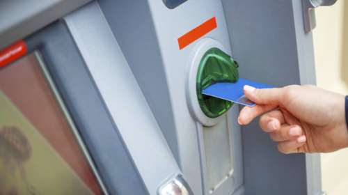 Πως να γλιτώσετε τις κάρτες σας από κλοπή στο ATM