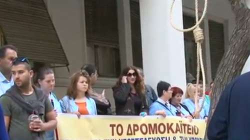 Κρεμάλες έξω από το υπ. Υγείας από τους εργαζόμενους στο Δρομοκαΐτειο